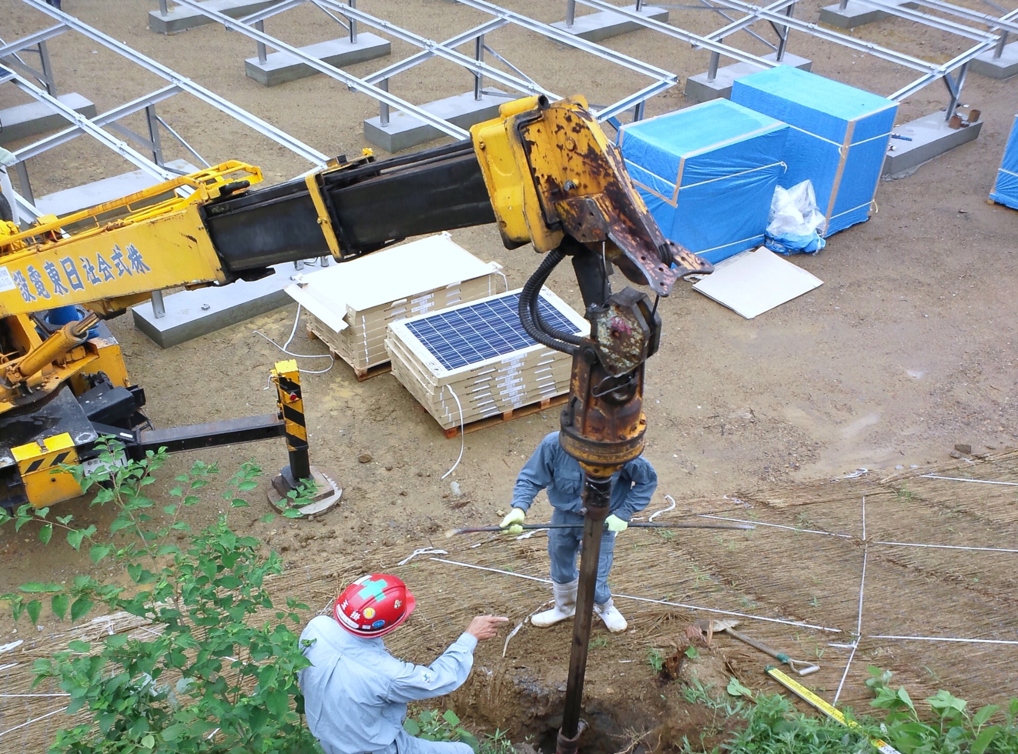 地上用太陽光発電設備_引込柱建柱状況