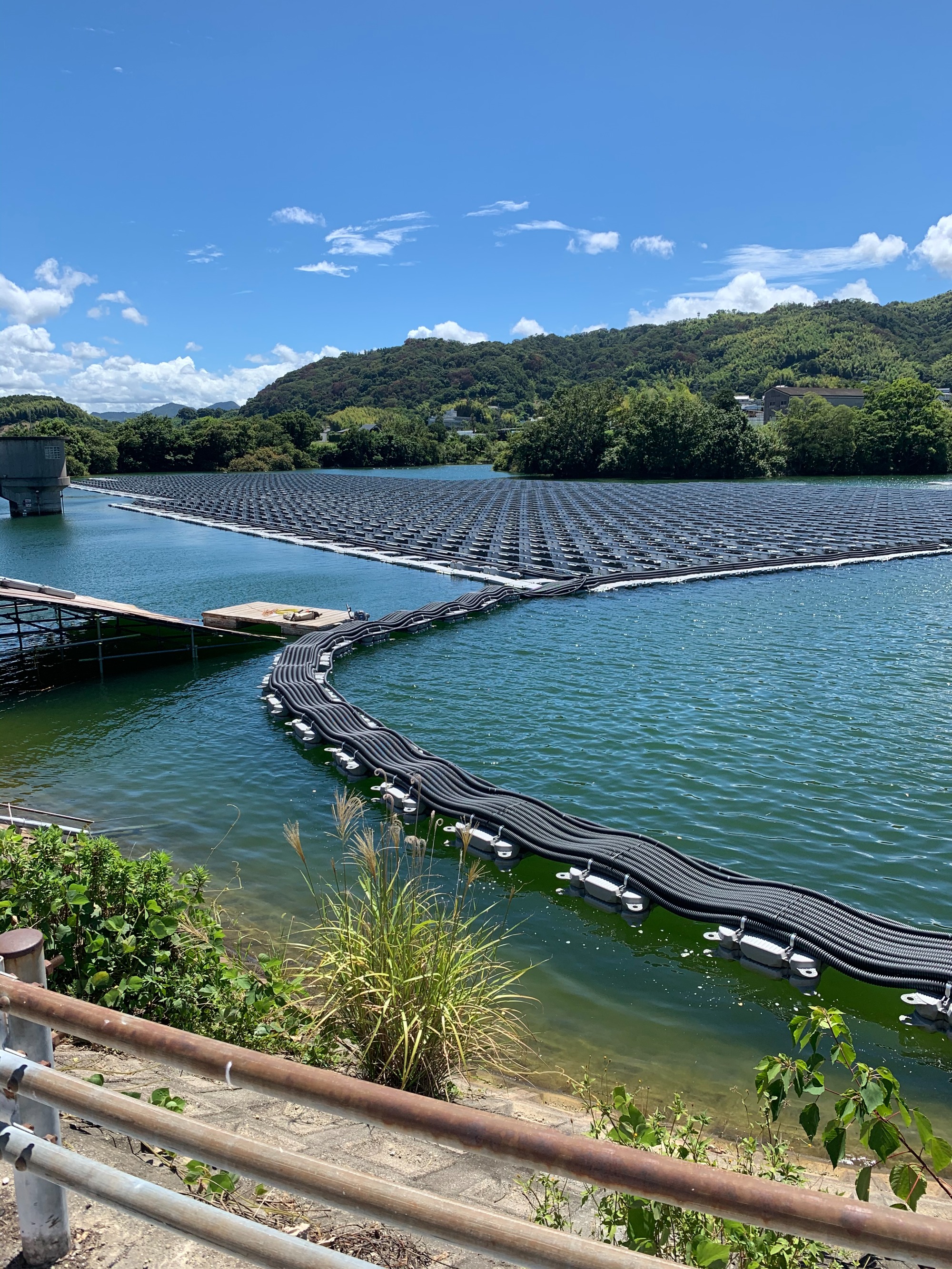 水上太陽光発電設備_水上へ電線管敷設状況