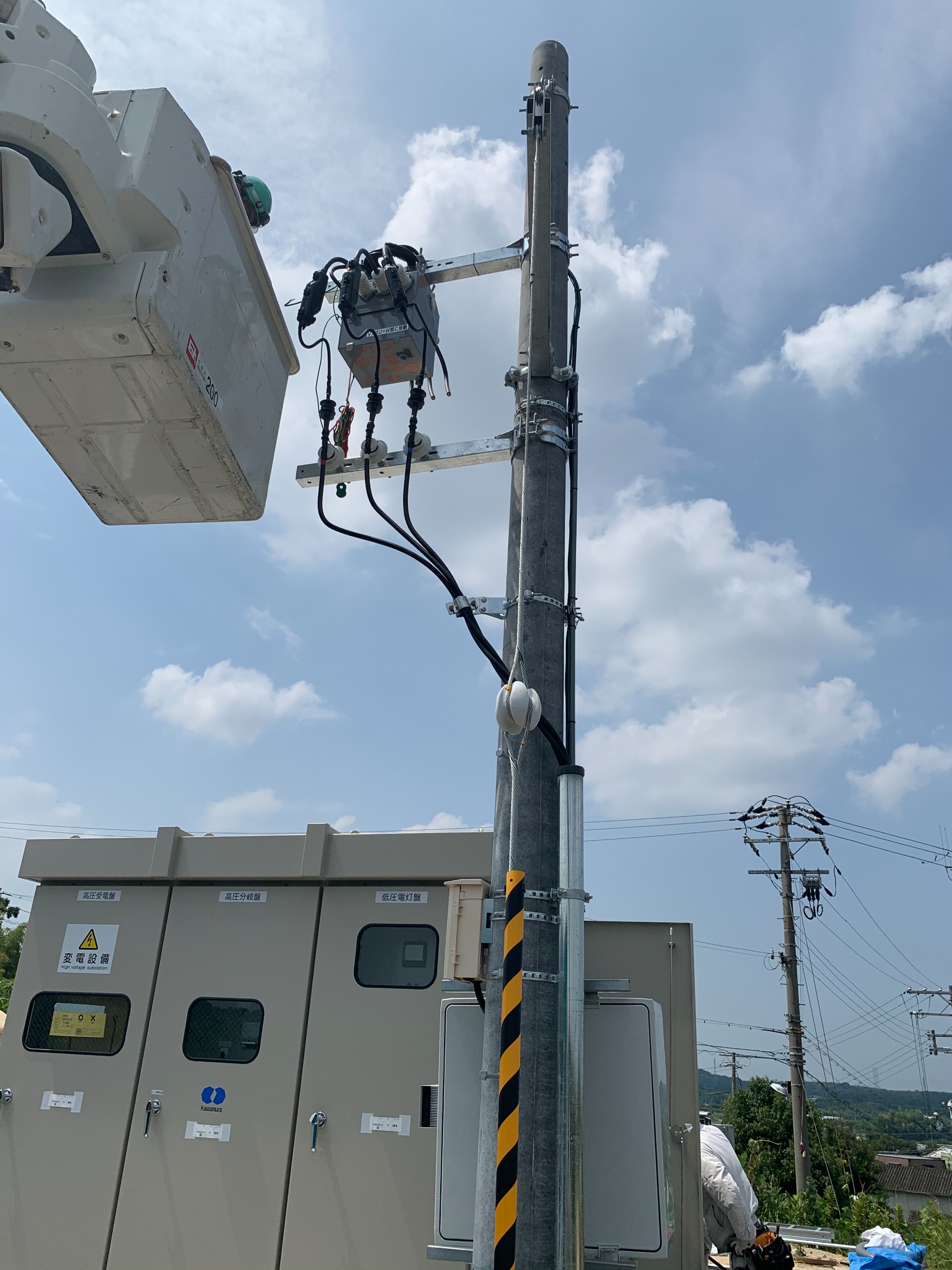 水上太陽光発電設備_引込柱への高圧ケーブル端末処理状況