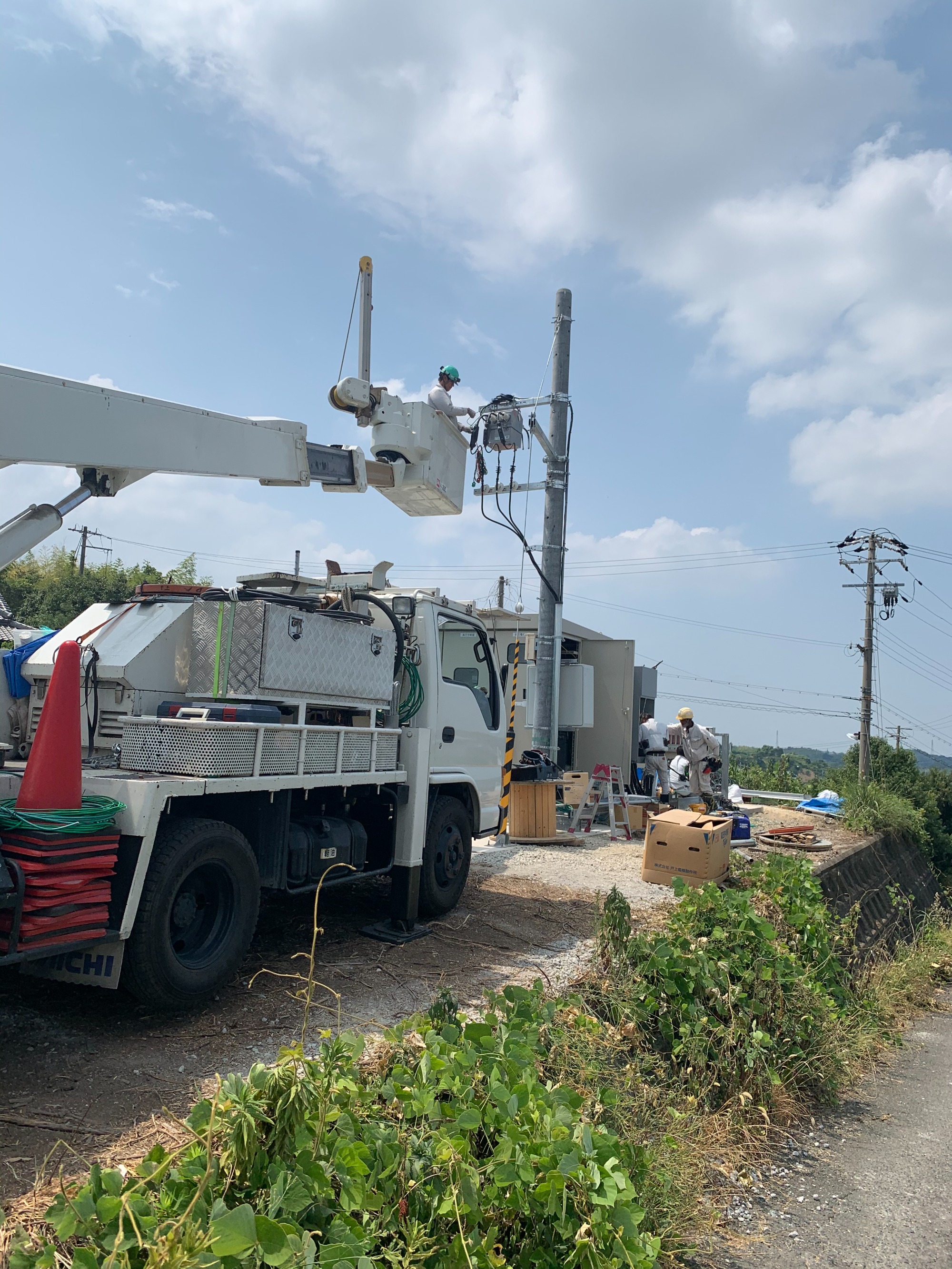 水上太陽光発電設備_引込柱へ装柱材や機器の設置状況