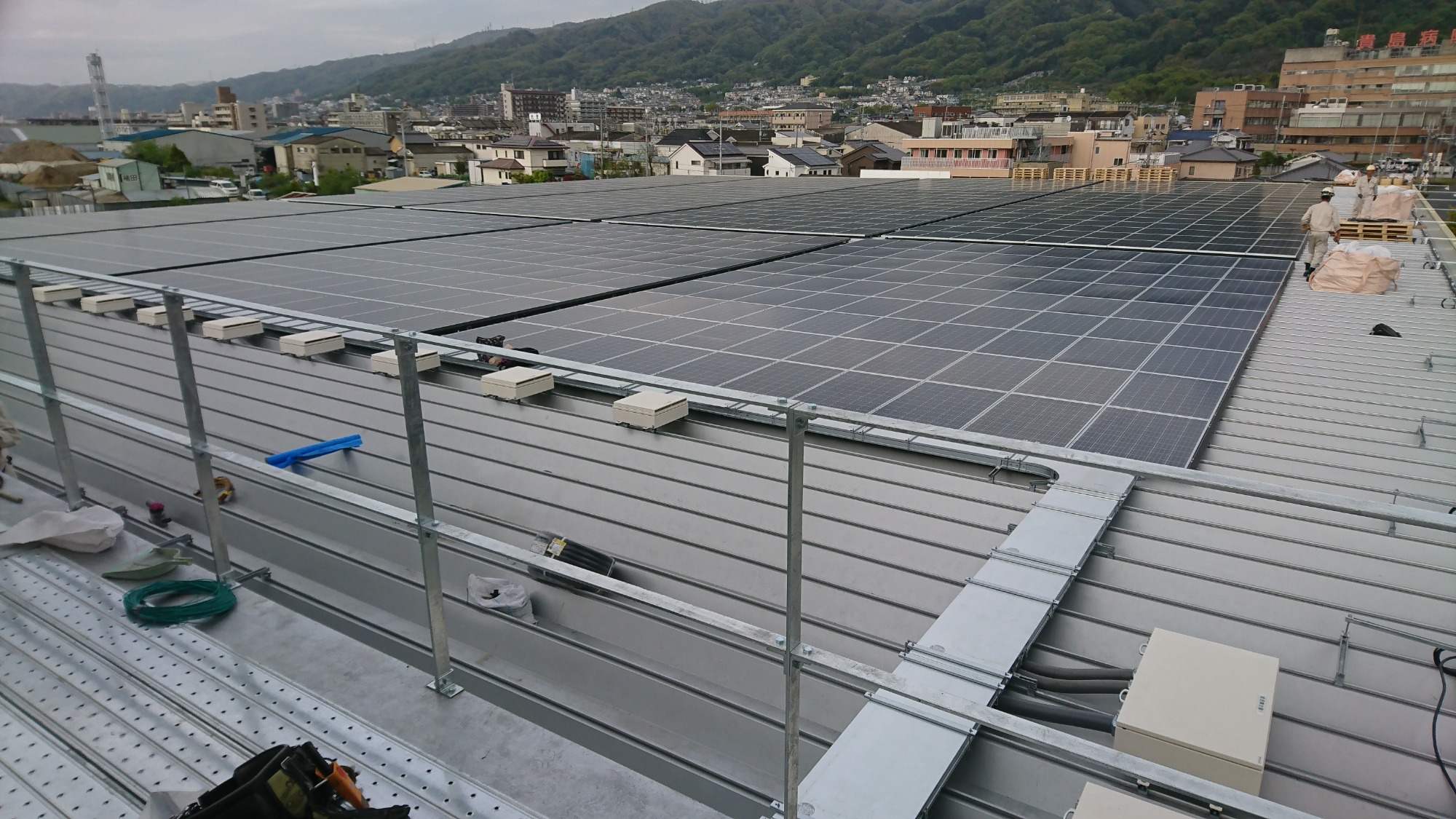 屋根用太陽光発電設備_モジュールやケーブルラック敷設状況