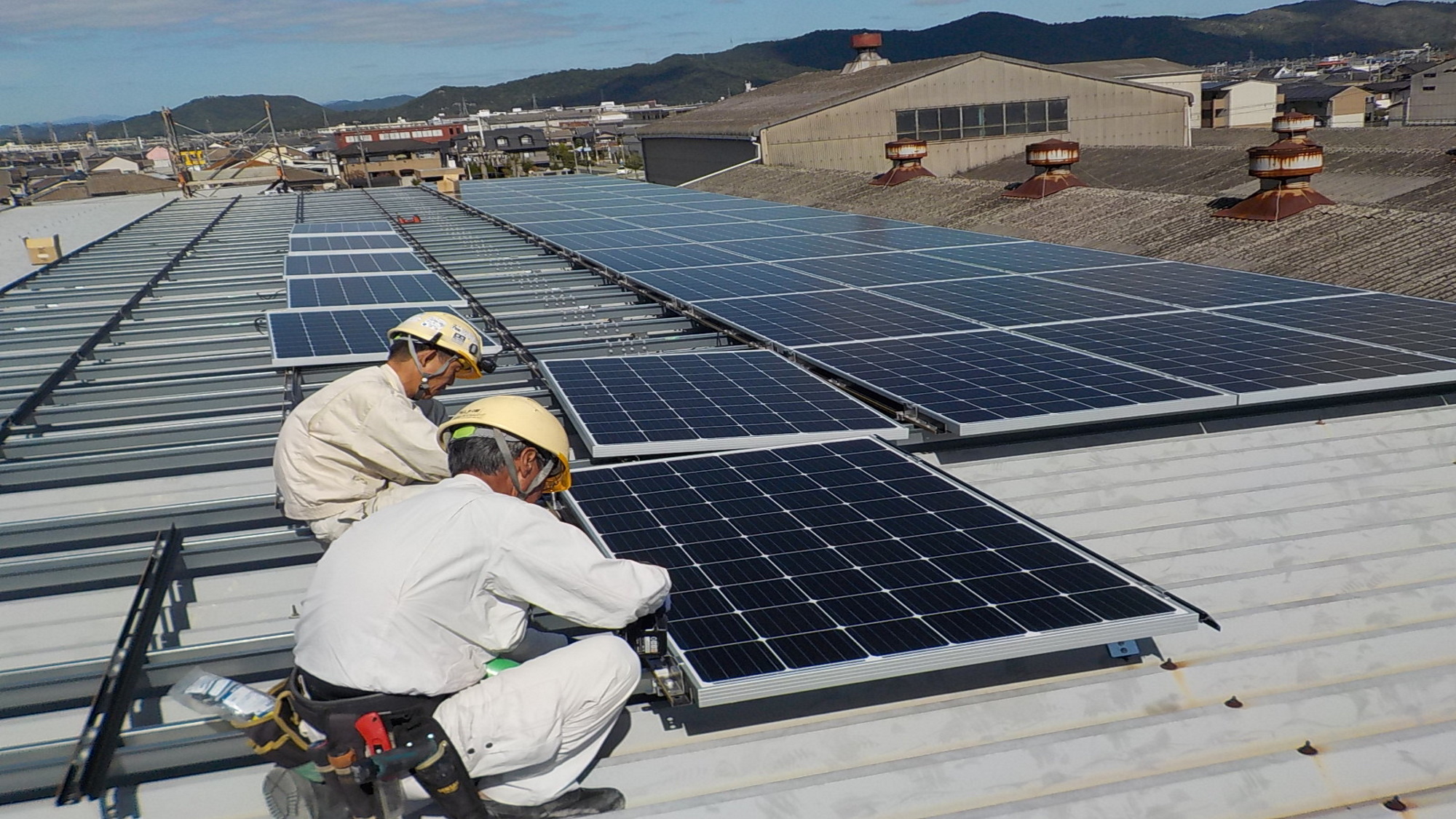 屋根用太陽光発電設備_モジュール設置工事中